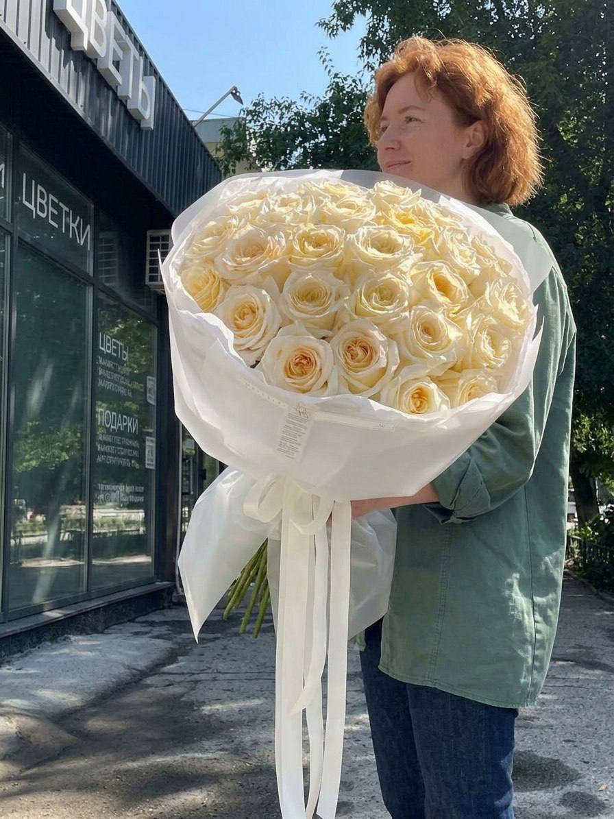 Моно-букет из белых роз